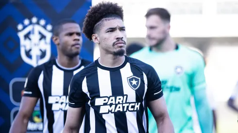 Adryelson ex-ogador do Botafogo durante partida contra o Santos