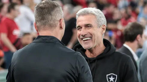 PR – CURITIBA – 03/06/2023 – BRASILEIRO A 2023, ATHLETICO-PR X BOTAFOGO – Luis Castro tecnico do Botafogo cumprimenta Paulo Turra tecnico do Athletico-PR no estadio Arena da Baixada pelo campeonato BRASILEIRO A 2023. Foto: Robson Mafra/AGIF