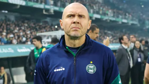 PR – CURITIBA – 19/10/2025 – BRASILEIRO B 2025, CORITIBA X ATHLETICO-PR – Mozart tecnico do Coritiba durante partida contra o Athletico-PR no estadio Couto Pereira pelo campeonato Brasileiro B 2025. Foto: Robson Mafra/AGIF