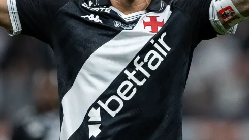 Camisa do Vasco com patrocínio atual da Betfair – Foto: Joisel Amaral/AGIF