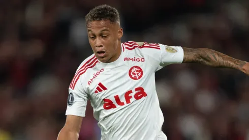 Vitinho jogador do Internacional durante partida contra o Flamengo no estadio Maracana pelo campeonato Copa Libertadores 2025. Foto: Jorge Rodrigues/AGIF