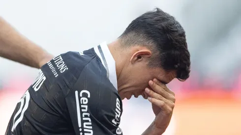 Jefferson Savarino jogador do Botafogo lamenta LESAO durante partida contra o Corinthians no estadio Arena Corinthians pelo campeonato Brasileiro A 2025. Foto: Joisel Amaral/AGIF