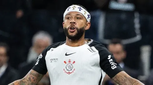 Memphis Depay durante partida de ida do Coringão