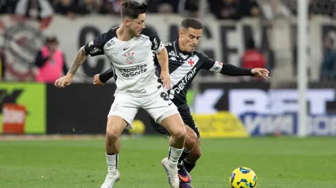 Garro e Coutinho se enfrentando em Corinthians x Vasco – Foto: Joisel Amaral/AGIF