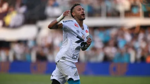 SP – SANTOS – 07/12/2025 – BRASILEIRO A 2025, SANTOS X CRUZEIRO – Neymar Jogadore do Santos comemoram vitoria ao final da partida contra o Cruzeiro no estadio Vila Belmiro pelo campeonato Brasileiro A 2025. Foto: Mauricio De Souza/AGIF