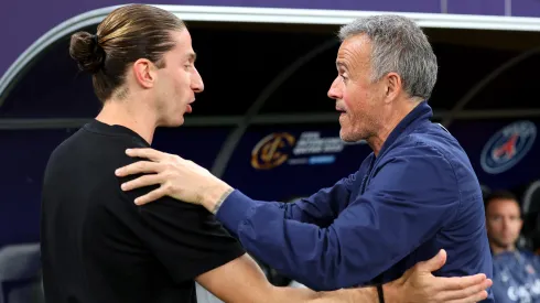 Luis Enrique e Filipe Luís se cumprimentando – (Photo by Getty Images/Getty Images)