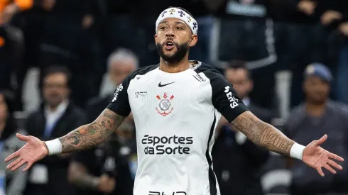 Memphis Depay jogador do Corinthians reclama impedimento do seu gol durante partida contra o Vasco no estadio Arena Corinthians pelo campeonato Copa Do Brasil 2025. Foto: Joisel Amaral/AGIF