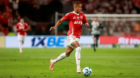 Para contratar Vitinho, do Internacional, Santos pode viabilizar troca de atletas para fechar negócio. Foto: Luiz Erbes/AGIF