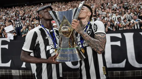 Luiz Henrique e Igor Jesus, ex-jogadores do Botafogo comemoram titulo de campeao apos partida contra o Sao Paulo no estadio Engenhao pela decisao do campeonato Brasileiro A 2024. Foto: Thiago Ribeiro/AGIF