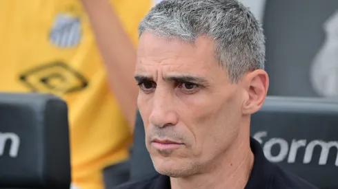 Vojvoda, técnico do Santos, durante partida contra o Cruzeiro no estadio Vila Belmiro pelo campeonato Brasileiro A 2025. Foto: Jota Erre/AGIF