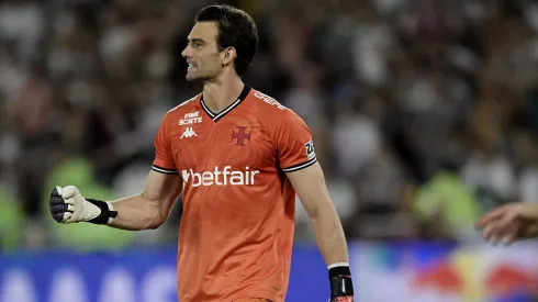 RJ – RIO DE JANEIRO – 14/12/2025 – COPA DO BRASIL 2025, FLUMINENSE X VASCO – Leo Jardim jogador do Vasco defende penatli e comemora durante a partida contra o Fluminense no estadio Maracana pelo campeonato Copa Do Brasil 2025. Foto: Alexandre Loureiro/AGIF