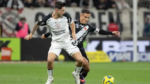SP – SAO PAULO – 17/12/2025 – COPA DO BRASIL 2025, CORINTHIANS X VASCO – Rodrigo Garro jogador do Corinthians disputa lance com Philippe Coutinho jogador do Vasco durante partida no estadio Arena Corinthians pelo campeonato Copa Do Brasil 2025. Foto: Joisel Amaral/AGIF