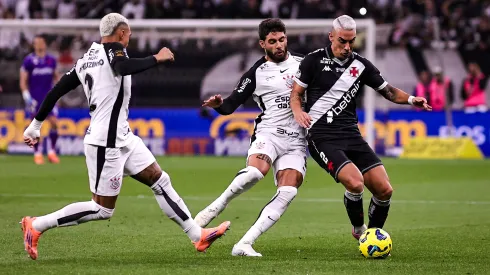 Disputa entre Yuri Alberto e Pumita no jogo de ida. Foto: Fabio Giannelli/AGIF