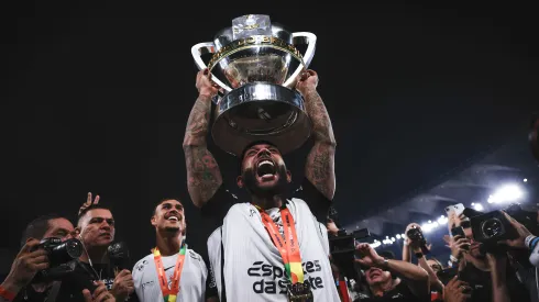 Memphis Depay, jogador do Corinthians levanta a taca de campeao durante cerimonia de premiacao ao final da partida contra o Vasco no estadio Maracana pela decisao do campeonato Copa Do Brasil 2025. Foto: Ettore Chiereguini/AGIF