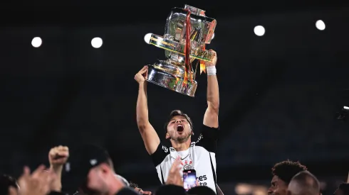 Romero jogador do Corinthians levanta a taça de campeão. Foto: Ettore Chiereguini/AGIF