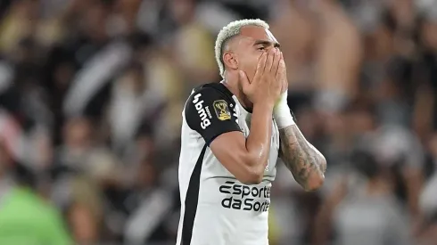 RJ – RIO DE JANEIRO – 21/12/2025 – COPA DO BRASIL 2025, VASCO X CORINTHIANS – Matheuzinho jogador do Corinthians comemora vitoria ao final da partida contra o Vasco no estadio Maracana pelo campeonato Copa Do Brasil 2025. Foto: Thiago Ribeiro/AGIF