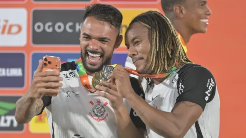 Raniele e Carrillo. Foto: Thiago Ribeiro/AGIF