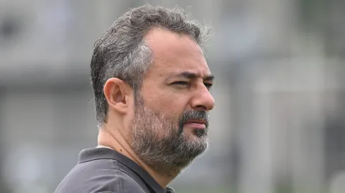 Alexandre Mattos, diretor executivo do Santos durante treino no Centro de Treinamento CT Rei Pele.