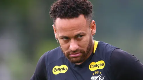 Neymar passou por cirurgia e o procedimento foi um sucesso