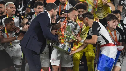 Jogadores do Corinthians levantam a taca de campeao durante cerimonia de premiacao ao final da partida contra o Vasco no estadio Maracana pela decisao do campeonato Copa Do Brasil 2025. Foto: Thiago Ribeiro/AGIF