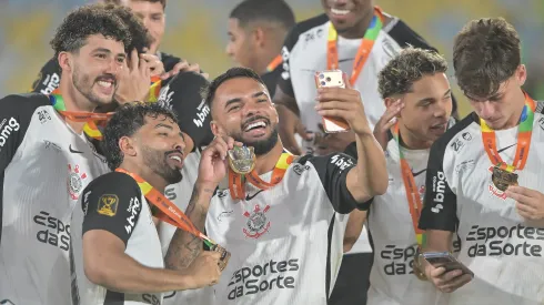 Jogadores do Corinthians comemoram título de campeão após partida contra o Vasco. Foto: Thiago Ribeiro/AGIF