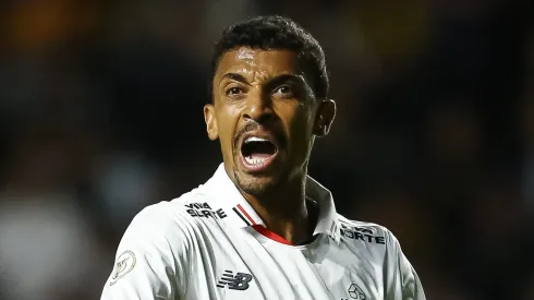 Luiz Gustavo, volante do São Paulo em partida pelo campeonato brasileiro (Foto: Pedro H. Tesch/Getty Images)