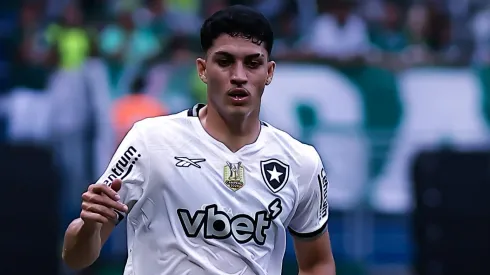 Jair Cunha em campo pelo Botafogo. Foto: Fabio Giannelli/AGIF