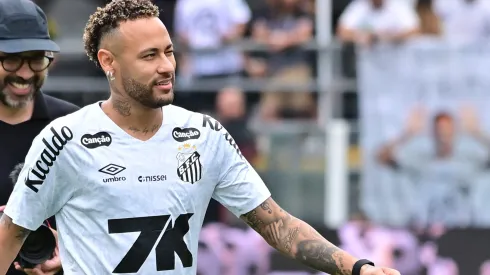 SP – SANTOS – 07/12/2025 – BRASILEIRO A 2025, SANTOS X CRUZEIRO – Neymar Jr jogador do Santos durante aquecimento antes da partida contra o Cruzeiro no estadio Vila Belmiro pelo campeonato Brasileiro A 2025. Foto: Jota Erre/AGIF