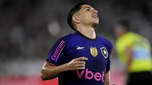 RJ – RIO DE JANEIRO – 22/11/2025 – BRASILEIRO A 2025, BOTAFOGO X GREMIO – Savarino jogador do Botafogo durante partida contra o Gremio no estadio Engenhao pelo campeonato Brasileiro A 2025. Foto: Alexandre Loureiro/AGIF