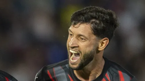 Capixaba ao lado de Sasha comemorando gol pelo Bragantino.