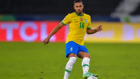 Galo encaminha contratação de Renan Lodi até 2030