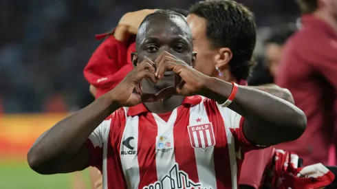 Coombiano Edwuin Cetré, do Estudiantes, é opção do Santos para reforçar seu ataque em 2026