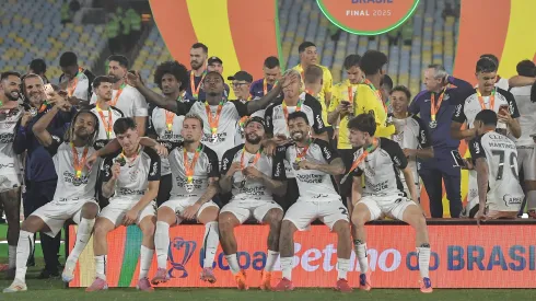 Jogadores do Corinthians comemoram título de campeão após partida contra o Vasco. Foto: Thiago Ribeiro/AGIF
