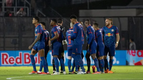 Bragantino reunidos no da inicio da partida contra o Vitoria. Foto: Joisel Amaral/AGIF