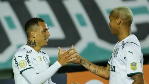 Breno Lopes em campo pelo Palmeiras ao lado de Deyverson.
