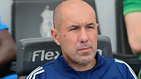 SP – SANTOS – 07/12/2025 – BRASILEIRO A 2025, SANTOS X CRUZEIRO – Leonardo Jardim tecnico do Cruzeiro durante partida contra o Santos no estadio Vila Belmiro pelo campeonato Brasileiro A 2025. Foto: Jota Erre/AGIF