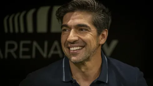 Abel Ferreira, técnico do Palmeiras, durante partida contra o Atletico-MG no estadio Arena MRV pelo campeonato Brasileiro A 2025. Foto: Fernando Moreno/AGIF