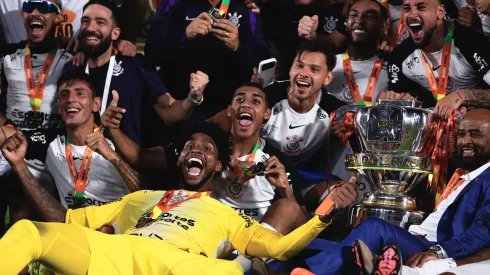 RJ – RIO DE JANEIRO – 21/12/2025 – COPA DO BRASIL 2025, VASCO X CORINTHIANS – Hugo Souza jogador do Corinthians levanta a taca de campeao durante cerimonia de premiacao ao final da partida contra o Vasco no estadio Maracana pela decisao do campeonato Copa Do Brasil 2025. Foto: Ettore Chiereguini/AGIF