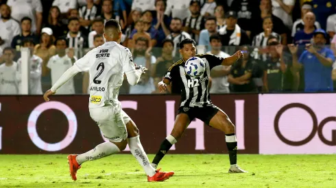 Rony, jogador do Atlético-MG, durante partida contra o Santos no estadio Vila Belmiro pelo campeonato Brasileiro A 2025. Foto: Mauricio De Souza/AGIF