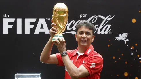 BRASILIA – DF – 27/05/2014 – TOUR DA TACA/Bebeto, ex-jogador da Selecao Brasileira, ergue a Taca da Copa do Mundo 2014 durante evento Tour da Taca realizado no estadio Mane Garrincha durante evento Tour da Taca realizado no estadio Mane Garrincha. Foto: Adalberto Marques/AGIF
