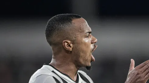Marlon Freitas em campo com a camisa do Botafogo.