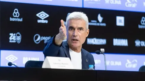 Luis Castro foi anunciado e chegou indicando as peças fundamentais para o elenco gremista