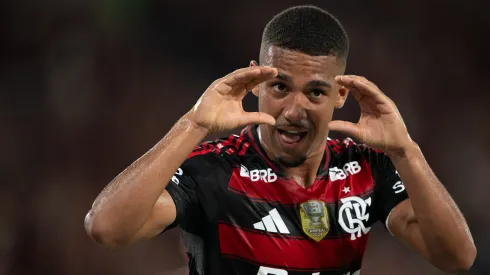 RJ – RIO DE JANEIRO – 03/12/2025 – BRASILEIRO A 2025, FLAMENGO X CEARA – Samuel Lino jogador do Flamengo comemora seu gol durante partida contra o Ceara no estadio Maracana pelo campeonato Brasileiro A 2025. Foto: Jorge Rodrigues/AGIF