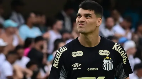 SP – SANTOS – 07/12/2025 – BRASILEIRO A 2025, SANTOS X CRUZEIRO – Gabriel Brazao goleiro do Santos durante partida contra o Cruzeiro no estadio Vila Belmiro pelo campeonato Brasileiro A 2025. Foto: Jota Erre/AGIF