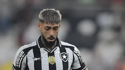 RJ – RIO DE JANEIRO – 16/07/2025 – BRASILEIRO A 2025, BOTAFOGO X VITORIA – Alexander Barboza jogador do Botafogo durante partida contra o Vitoria no estadio Engenhao pelo campeonato Brasileiro A 2025.