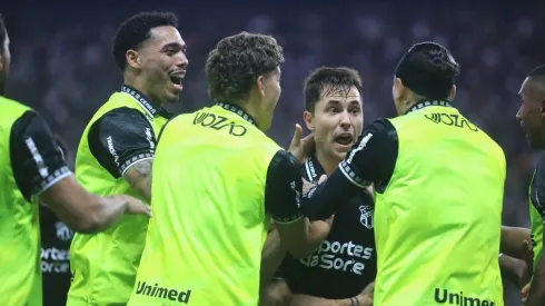CE – FORTALEZA – 29/11/2025 – BRASILEIRO A 2025, CEARA X CRUZEIRO – Zanocelo jogador do Ceara comemora seu gol durante partida contra o Cruzeiro no estadio Arena Castelao pelo campeonato Brasileiro A 2025. Foto: Lucas Emanuel/AGIF