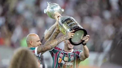 BA – SALVADOR – 27/12/2023 – ARQUIVO BRASILEIRO 2023 – Felipe Melo e Nino jogadores do Fluminense exibem taca da Libertadores no Maracana em foto de arquivo pelo Campeonato Brasileiro 2023 .Foto: Jhony Pinho/AGIF