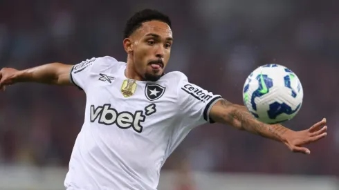 Lateral tem o futuro incerto – Foto: Lucas Figueiredo/Getty Images.