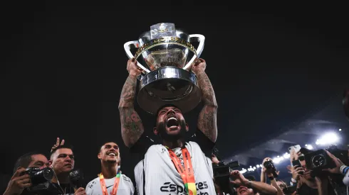 RJ – RIO DE JANEIRO – 21/12/2025 – COPA DO BRASIL 2025, VASCO X CORINTHIANS – Memphis Depay jogador do Corinthians levanta a taca de campeao durante cerimonia de premiacao ao final da partida contra o Vasco no estadio Maracana pela decisao do campeonato Copa Do Brasil 2025. Foto: Ettore Chiereguini/AGIF