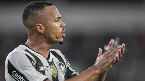 Marlon Freitas, jogador do Botafogo durante partida contra o Fluminense no estadio Engenhao pelo campeonato Brasileiro A 2025. Foto: Thiago Ribeiro/AGIF
